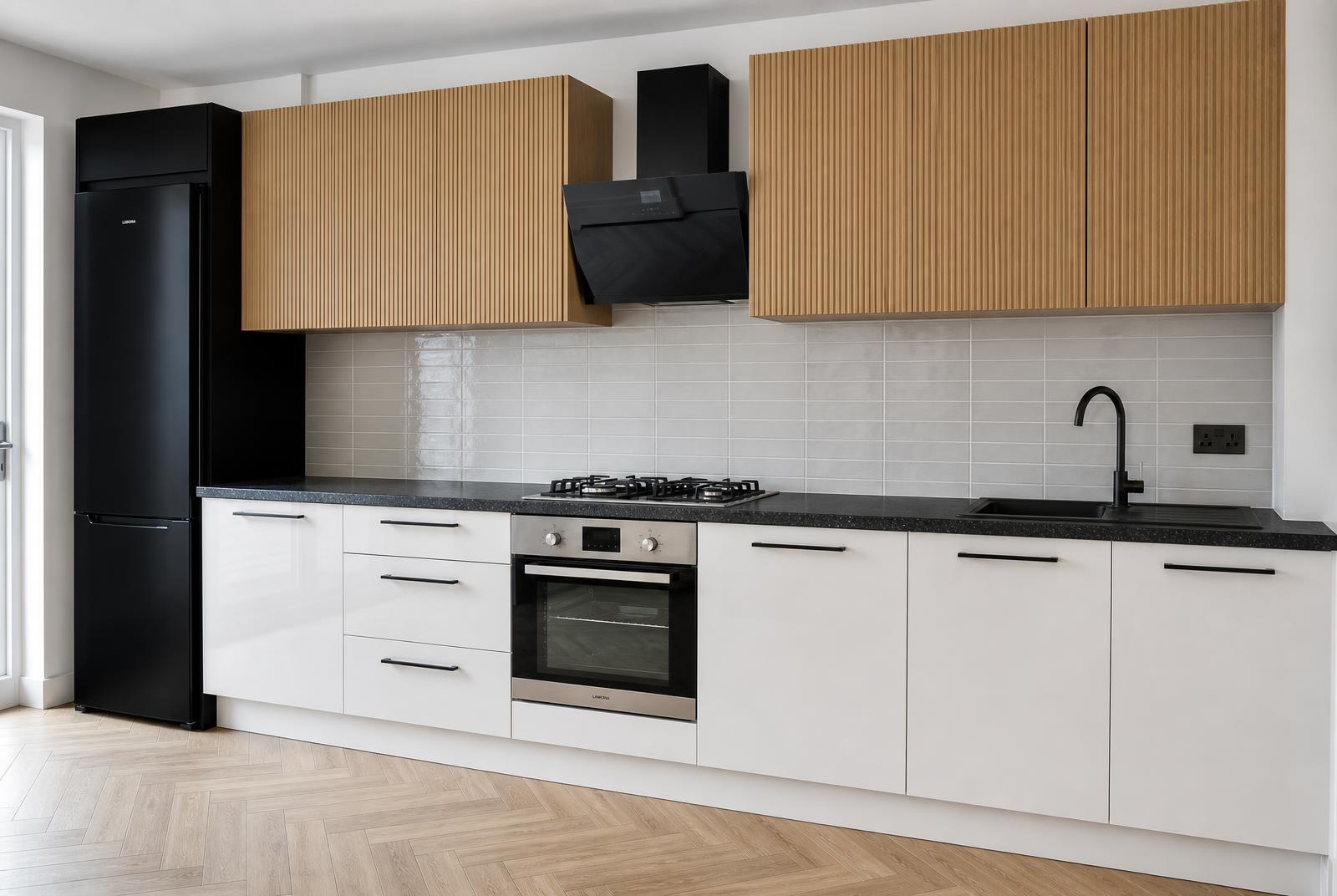KIVOS modular kitchen with RYFLA fluted oak wall cabinets, white gloss base units and a black chimney hood